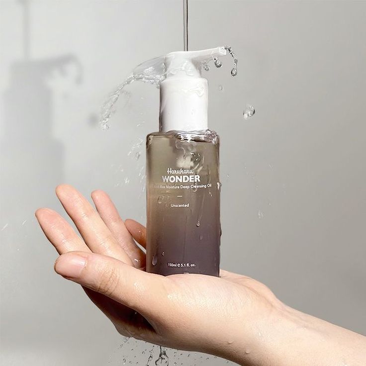 Haruharu Wonder Black Rice Moisture Deep Cleansing Oil. Rijstzemelen-, olijf-, zonnebloem-, jojoba- en macadamia-zaadolie lossen op milde wijze zonnebrandcrème, vuil, make-up