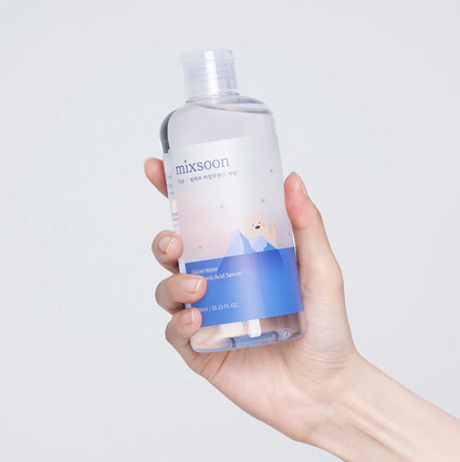 Mixsoon Glacier Water Hyaluronic Acid Serum bevat verfrissend gletsjerwater en drie soorten hyaluronzuur om het vochtgehalte in de huid aan te vullen