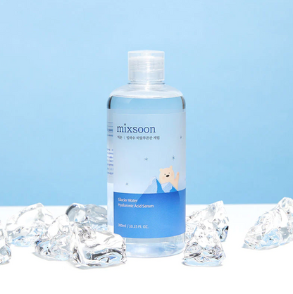 Mixsoon Glacier Water Hyaluronic Acid Serum bevat verfrissend gletsjerwater en drie soorten hyaluronzuur om het vochtgehalte in de huid aan te vullen