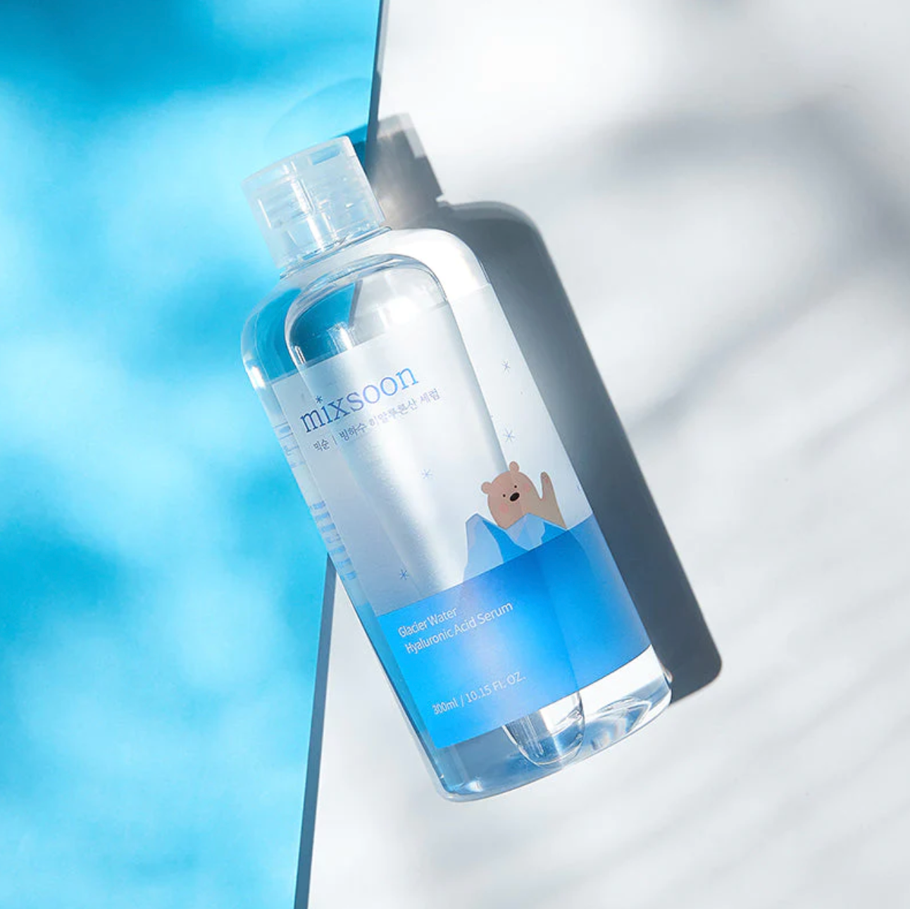 Mixsoon Glacier Water Hyaluronic Acid Serum bevat verfrissend gletsjerwater en drie soorten hyaluronzuur om het vochtgehalte in de huid aan te vullen