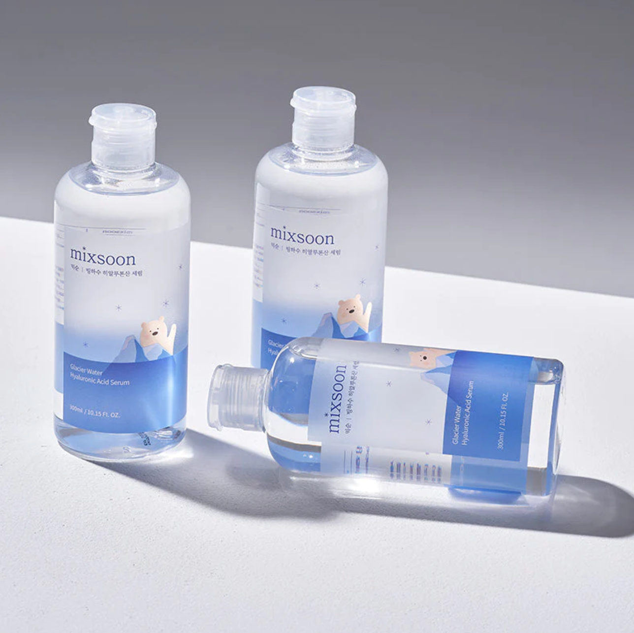 Mixsoon Glacier Water Hyaluronic Acid Serum bevat verfrissend gletsjerwater en drie soorten hyaluronzuur om het vochtgehalte in de huid aan te vullen