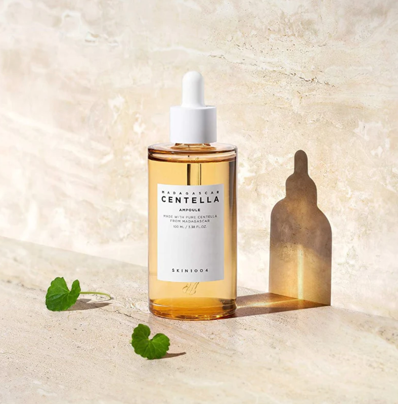 Skin1004 Madagascar Centella Ampoule bestaat uit 100% Centella Asiatica Extract om de huid te hydrateren en de huidbarrière te herstellen.