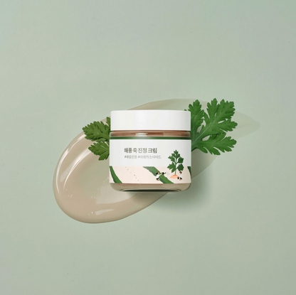 Round Lab Mugwort Calming Cream is een niet plakkerige, verzachtende crème die snel door de huid wordt opgenomen. Het vermindert roodheid en ontstekingen terwijl het de geïrriteerde huid kalmeert en verzacht.