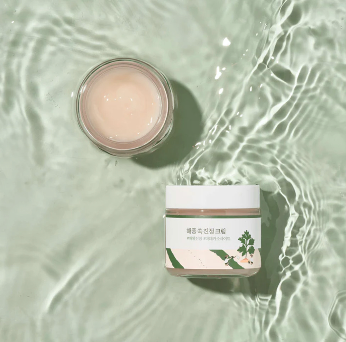 Round Lab Mugwort Calming Cream is een niet plakkerige, verzachtende crème die snel door de huid wordt opgenomen. Het vermindert roodheid en ontstekingen terwijl het de geïrriteerde huid kalmeert en verzacht.