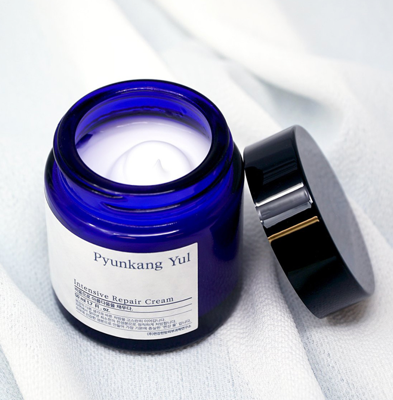 Pyunkang Yul Intensive Repair Cream is een innovatieve formule die peptiden, ceramiden en botanische extracten combineert voor een diepe hydratatie die de hele dag aanhoudt. Peptiden, die rijk zijn aan aminozuren,