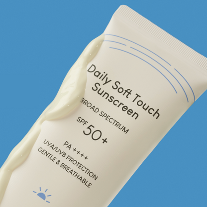 urito Daily Soft Touch Sunscreen is verrijkt met vijf verschillende soorten ceramiden. Zonnebrandcrème bevat verschillende antioxidanten en verzachtende ingrediënten om de huid optimaal te verzorgen. Het Heeft een beschermingsfactor van SPF50+ en PA++++ om een breedspectrum zonbescherming te bieden. 