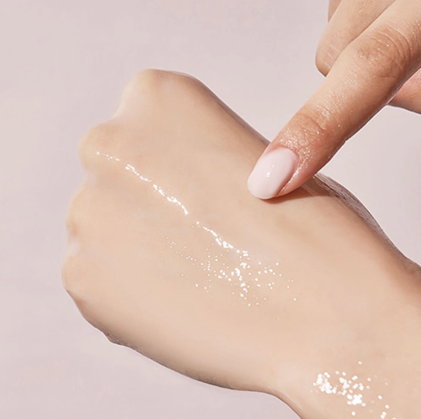 Numbuzin No.4 Collagen 74% Pudding Serum is geformuleerd met 73% collageen, 8 verschillende soorten hyaluronzuren en gehydrolyseerde elastine om droogheid tegen te gaan