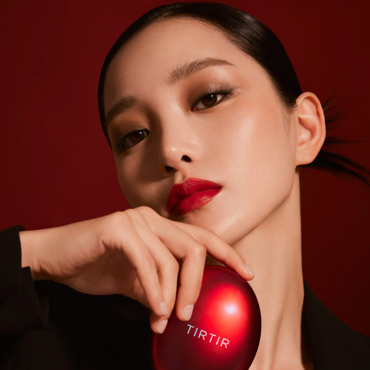 Iconische en meermaals bekroonde TIRTIR Mask Fit Red Cushion is viraal gegaan in Japan, een veegvaste kussen foundation die oneffenheden en roodheid van de huid moeiteloos vervaagt en een zijdezachte en stralende finish achterlaat