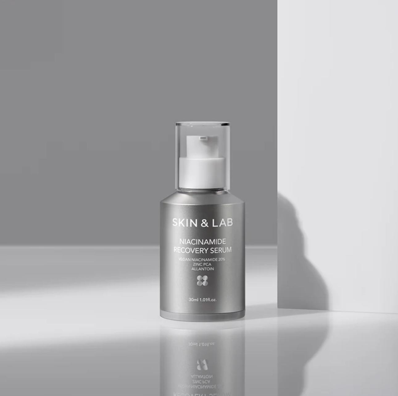 Als je voor de niacinamide-pitch bent gevallen, maar dat serum nog niet echt hebt gevonden, probeer dan het Niacinamide Recovery Serum van SKIN&LAB.  Met zachte maar effectieve plantaardige niacinamide (een flinke concentratie van 20%), zink-PCA en allantoïne.