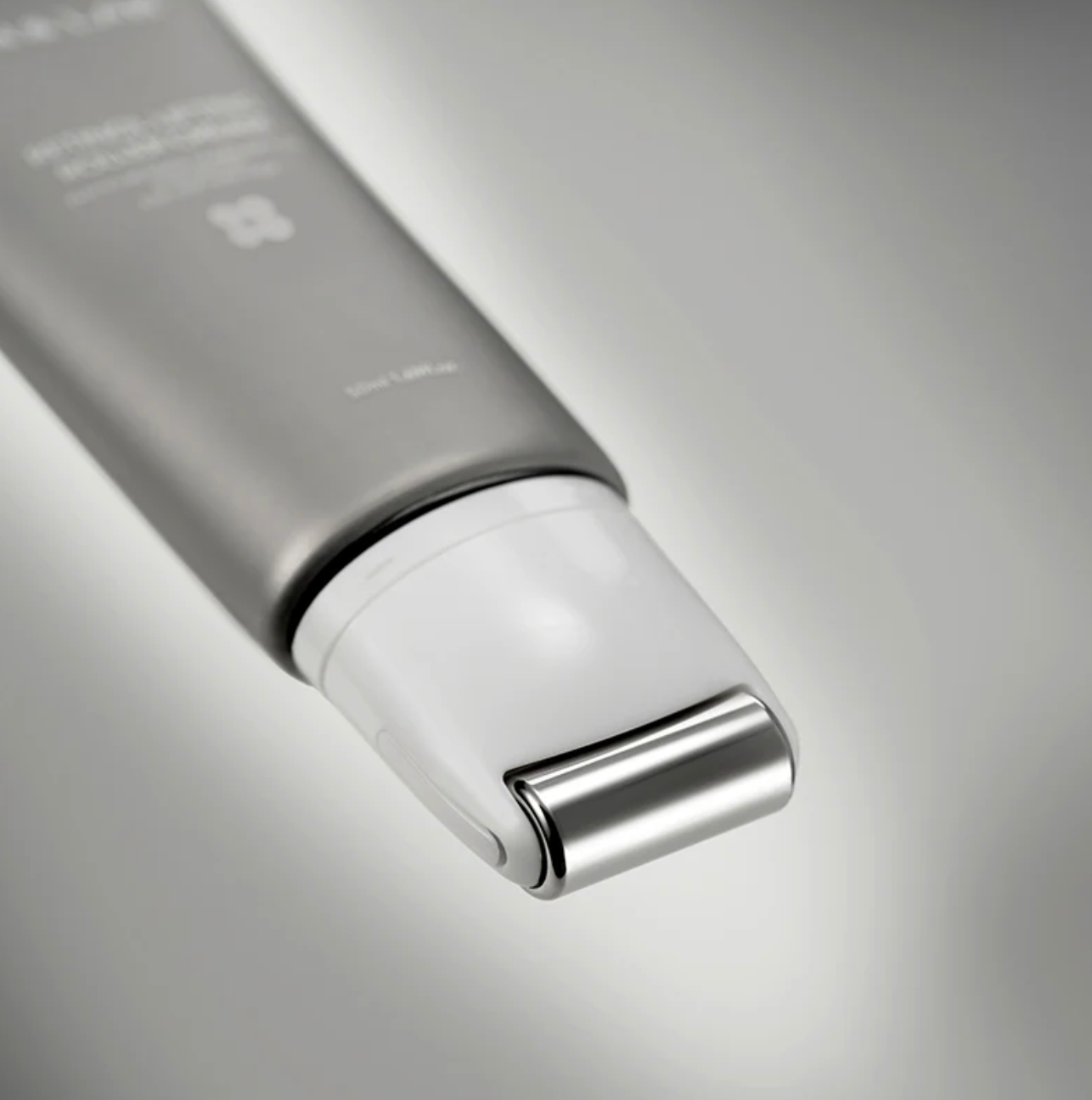 SKIN & LAB Retinol Lifting Roller Cream is een veganistische anti-aging gezichtscream die de elasticiteit van de huid verbetert met behulp van het Phyto-Retinol Complex™