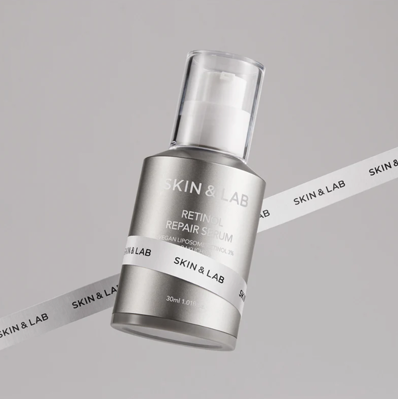 SKIN & LAB's Retinol Repair Serum! Het is geformuleerd met 3% liposoom-retinol (een gestabiliseerde vorm van veganistisch retinol), bakuchiol en 9 soorten peptiden om alles aan te pakken, van fijne lijntjes tot milde acne tot hyperpigmentatie.