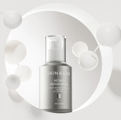 SKIN & LAB's Retinol Repair Serum! Het is geformuleerd met 3% liposoom-retinol (een gestabiliseerde vorm van veganistisch retinol), bakuchiol en 9 soorten peptiden om alles aan te pakken, van fijne lijntjes tot milde acne tot hyperpigmentatie.